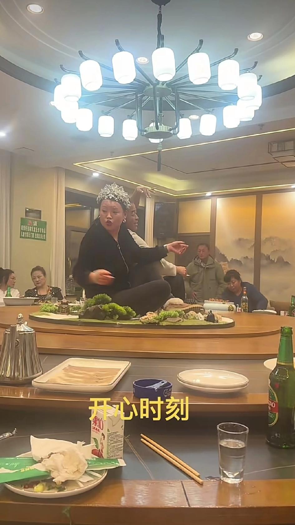 攒了半辈子的洋相，终于出尽了[赞][赞]这不应该是一个正常成年人的行为，穿着鞋