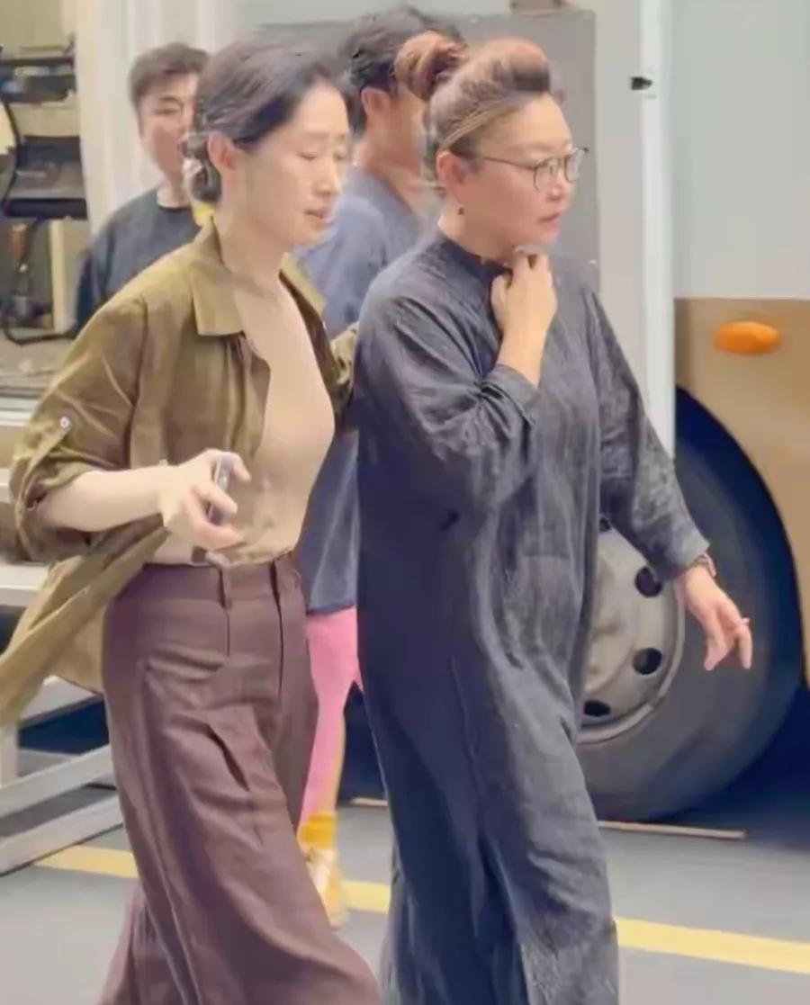 天呐！这居然不是刘敏涛？！刷到的时候一眼就被右边的姐姐吸引了，评论区全在说