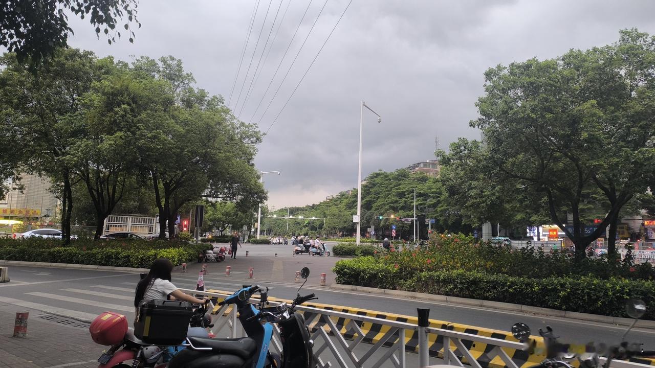 真没想到，广西三月三长假的第一天，广西南宁这里居然下起了大雨，这样的天气只能在室