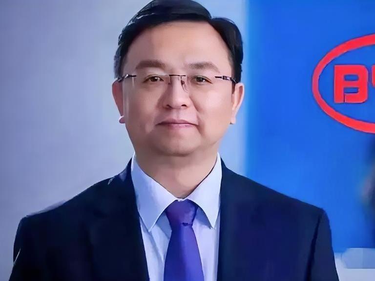 依靠智驾实现零交通事故，为生命护航，比亚迪董事长王传福掷地有声地承诺。全国每