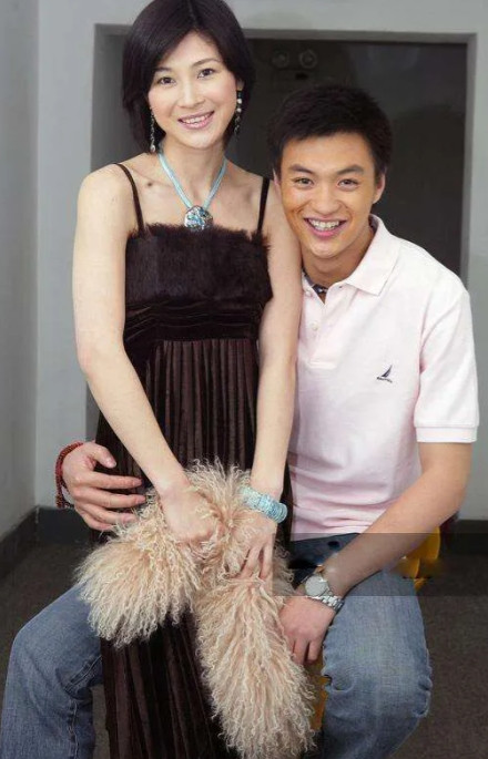 2011年，演员童蕾去长江商学院深造，不久之后，便向同居6年的男友周一围提出分手