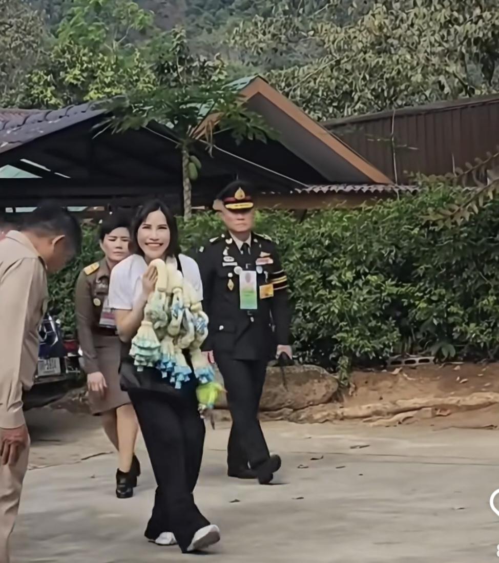 看诗妮娜的肢体语言：说点头哈腰有的过似的，不过，确实是这样。12月18日，她在母