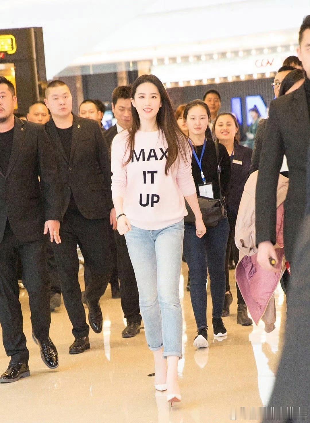 刘亦菲这腿，在女星里简直绝绝子！​​​
