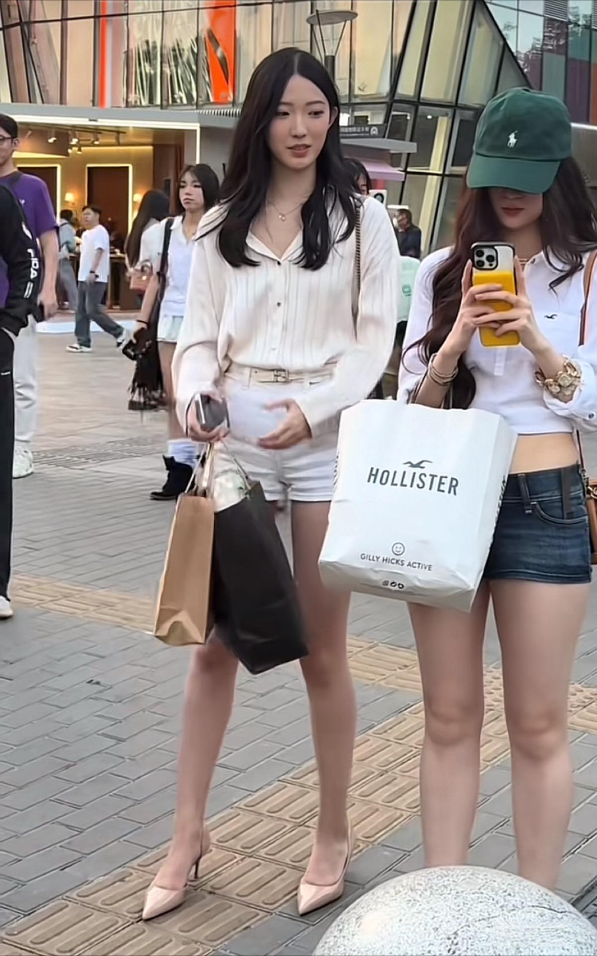 她在偷拍吗