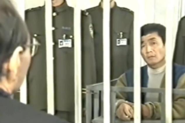 杀司机连烟都不让抽！沈阳狂徒背21条命，抢劫百万全买枪赌博面对警方的审讯镜头，