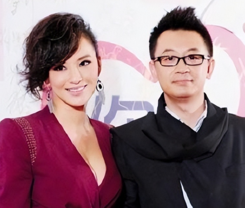 2011年，黄海波与小5岁的莫小棋恋爱了，浓情蜜意时，黄海波却意外得知了莫小棋的