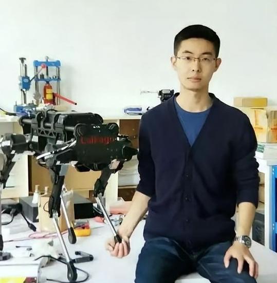 一觉醒来两校集体沉默，偏科才子被浙大拒录，如今创办企业火遍全球2025年亚