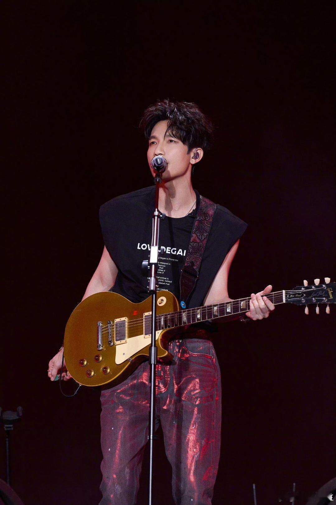 陈楚生用吉他点燃星辰陈楚生带乐迷穿越音乐宇宙陈楚生用🎸吉他点燃星辰带乐迷，穿