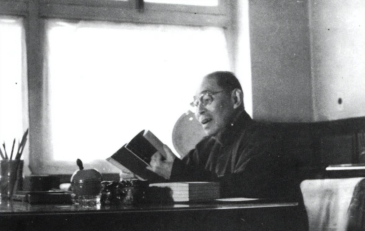 1928年，32岁的茅盾出轨了23岁的女学生秦德君，不久秦德君便怀了孕，茅盾为难