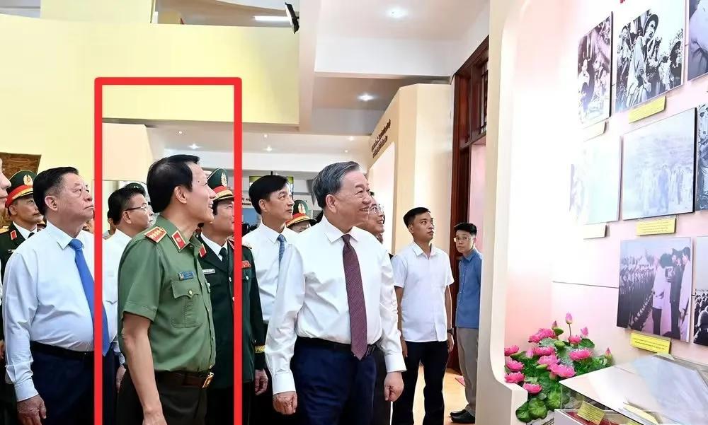 梁三光陪同苏林到越南国防部第12军团调研，而且苏林在观看图片展的时候，梁三光明明