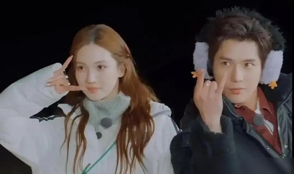 冰敷那3分钟，全网心跳飙到120。沈腾甩道具那一下，金晨手腕瞬间红了一片。当