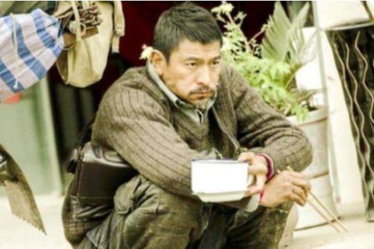 2015年，刘德华在拍摄《失孤》时，蹲在地上吃盒饭。一个内地明星耍大牌道：“这盒