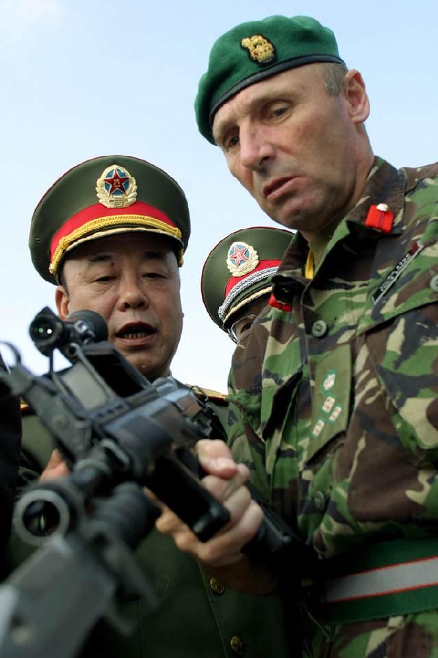 英国驻北京大使馆武官在摆弄95式步枪。当时中英都是装备无托步枪，95还是比英国