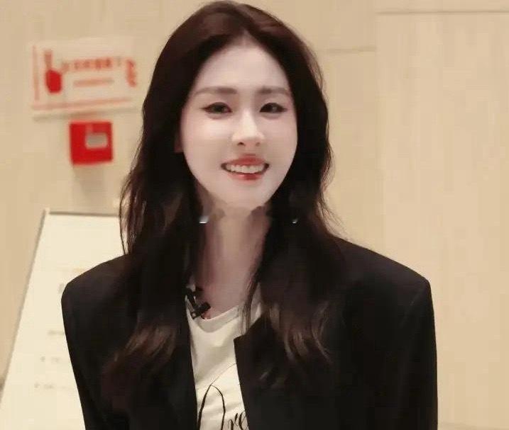 1.张碧晨现在和父母一起带着孩子，她跟孩子爹没什么联系，对方不愿给抚养费，她也养