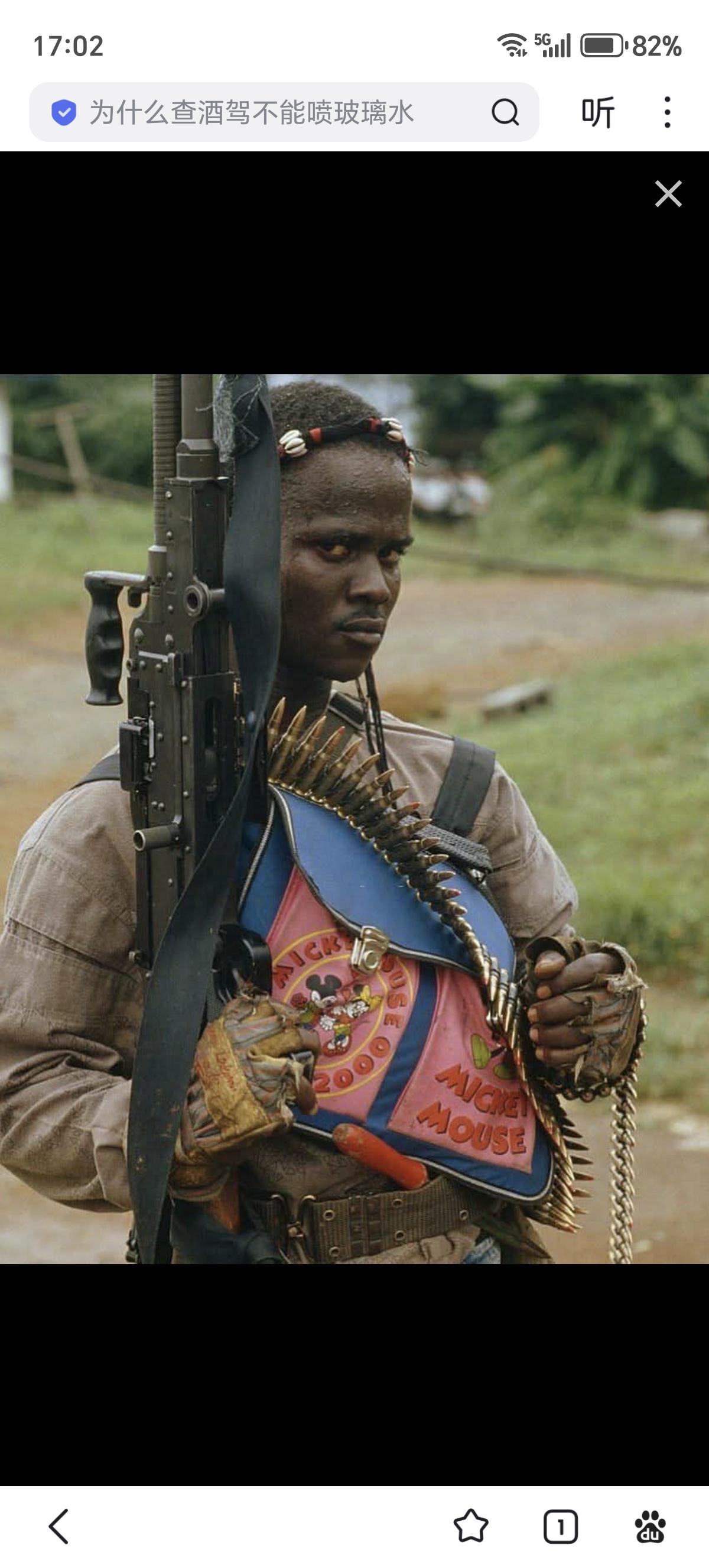 90年代的利比里亚，武装分子手持74式通用机枪，胸前米老鼠“战术”挎包。FN