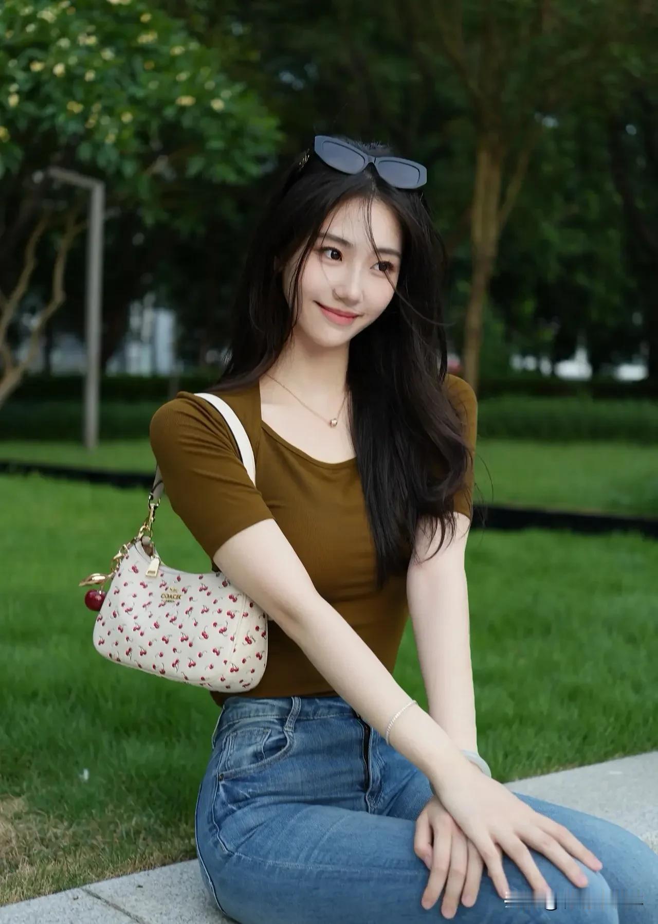 显瘦秘诀，藏在牛仔裤里！修身剪裁勾勒曲线，自信瞬间拉满。谁穿谁好看，