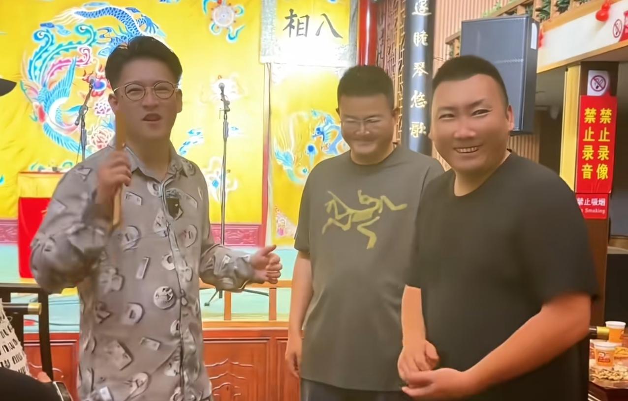 葫芦相声社的乐呵兄弟，是两个社会油子！据他俩的不完全统计，葫芦相声社是全国第二