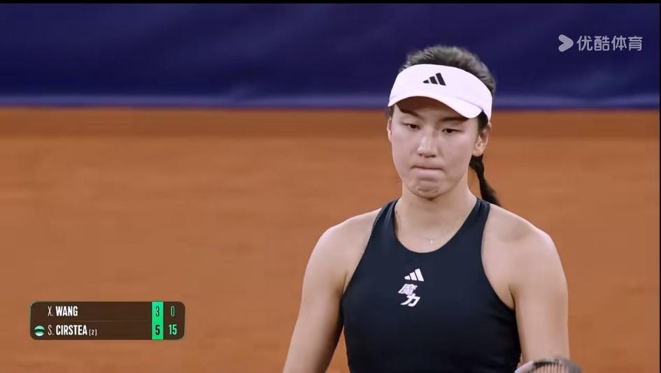 又是伤退，中国金花这是怎么啦？wta250鲁昂站次轮，王欣瑜在首盘3:5落后的