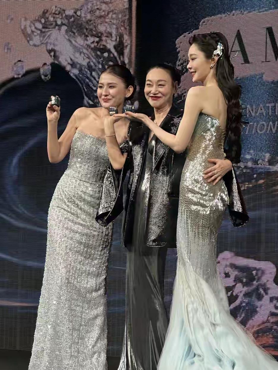 我想说，宋轶、惠英红、热依扎同框，应了一句话：没有对比就没有伤害。三位不