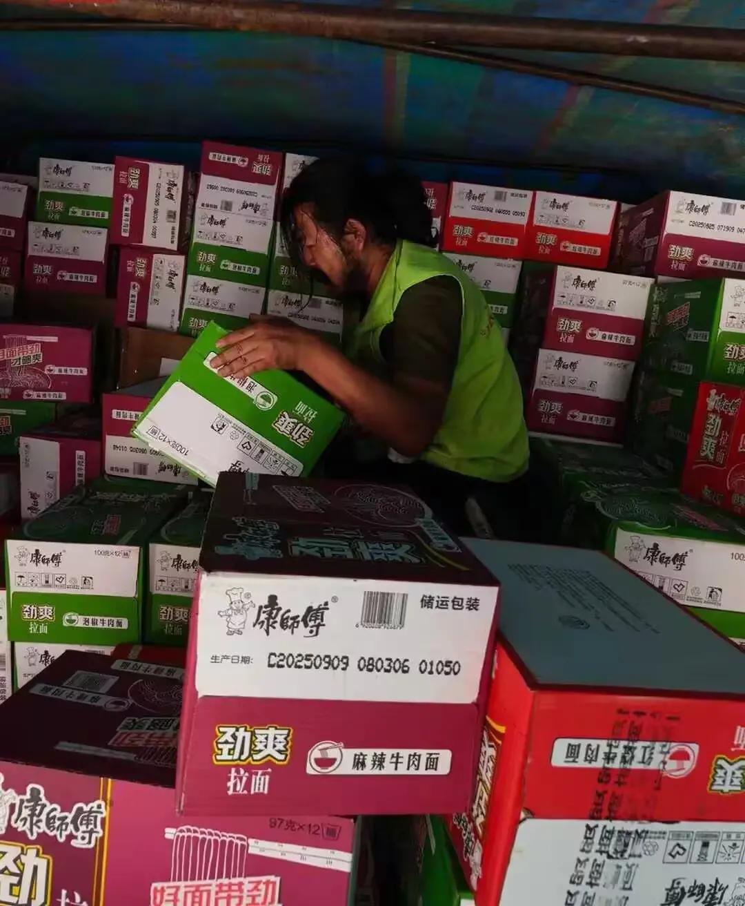 先说一下事吧，完了再研究。那个靠捡废品为生，捐出百万善款，自己啃馍馍度日的残疾人