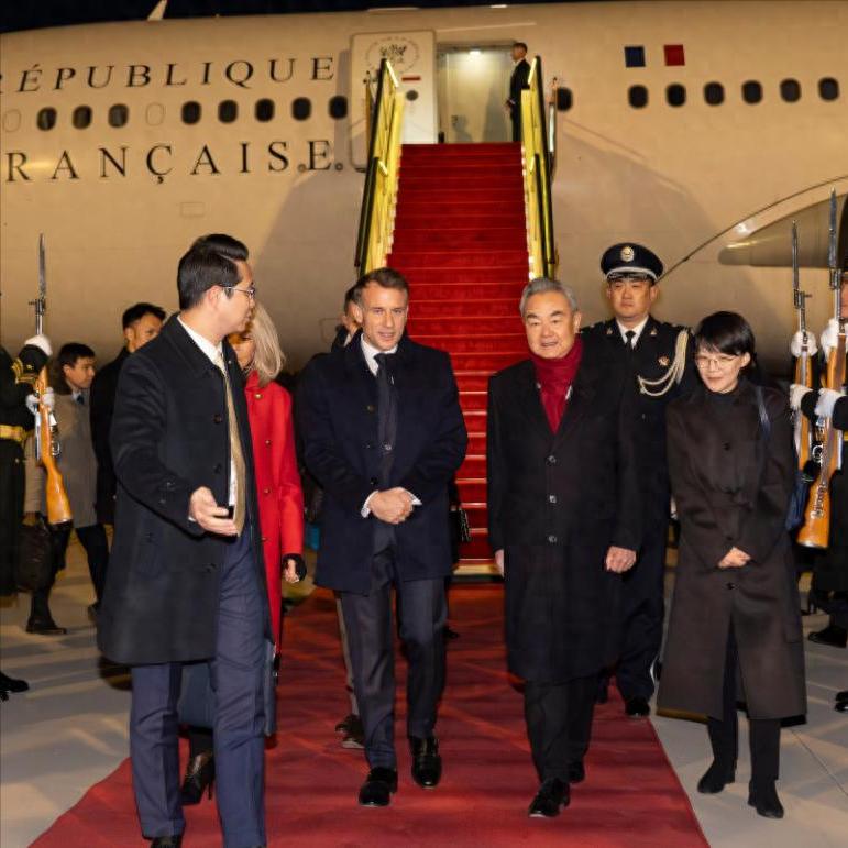 变色龙又有新想法！看见中方的阵仗和接待人！马克龙觉得这次稳了！马克龙到了