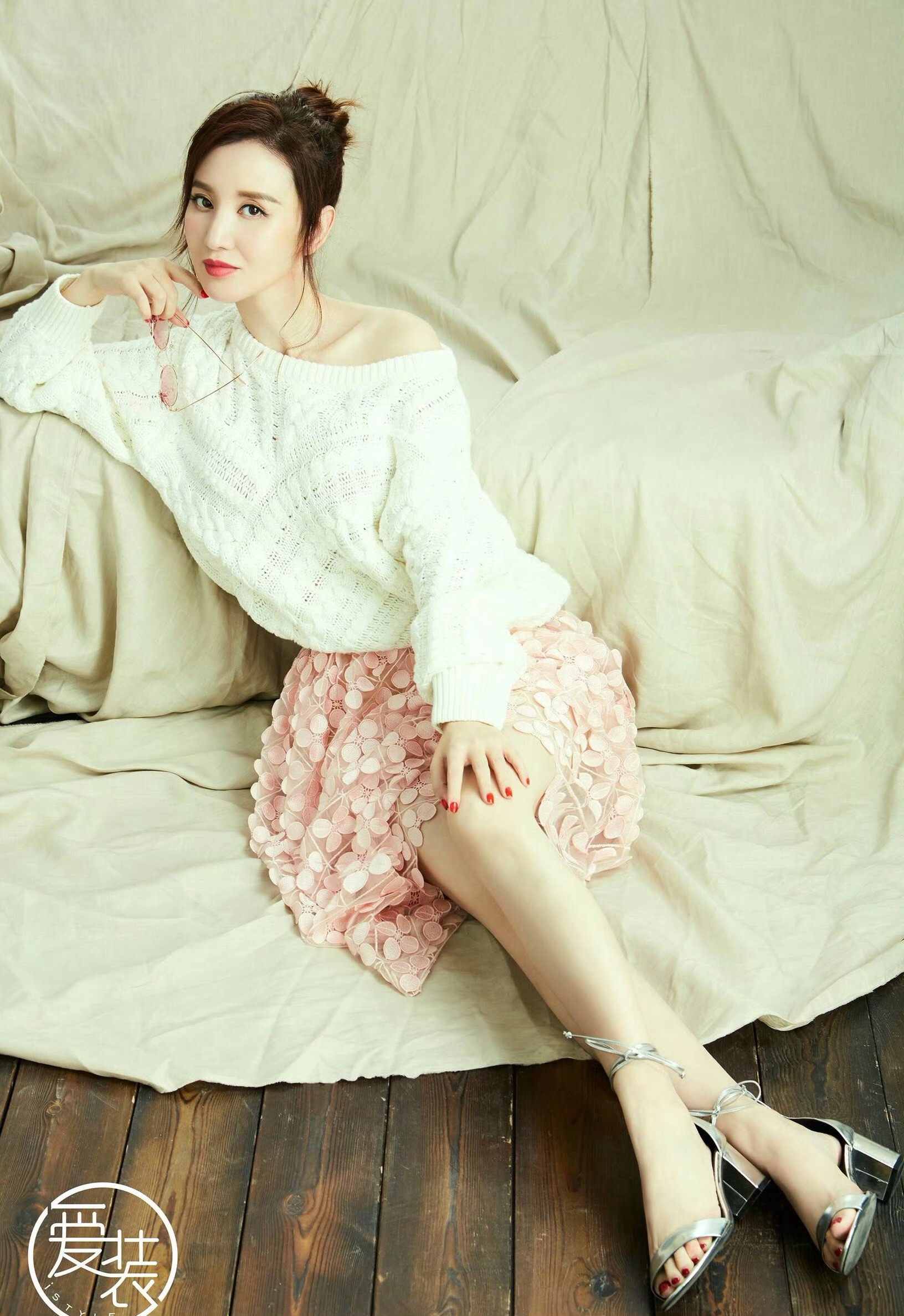 张萌早期写真，薄纱轻衣柔美好身材，每一张都是经典回忆。张萌