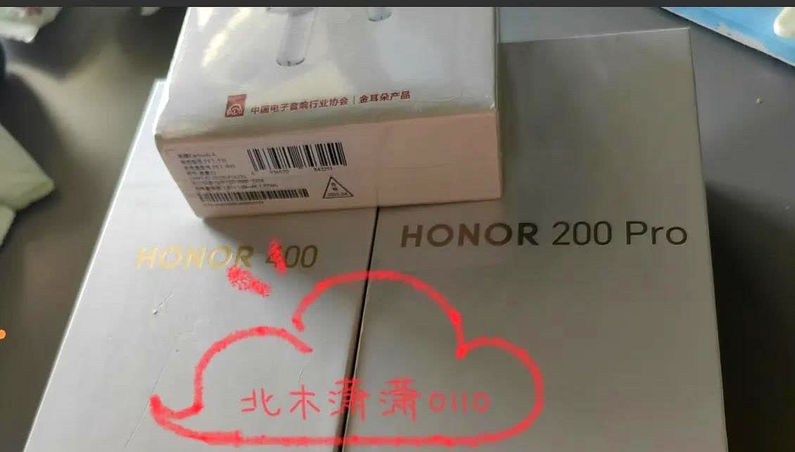 两台荣耀手机到了，本来都想买400pro，结果老妈的手机提前下课了，就差几天40