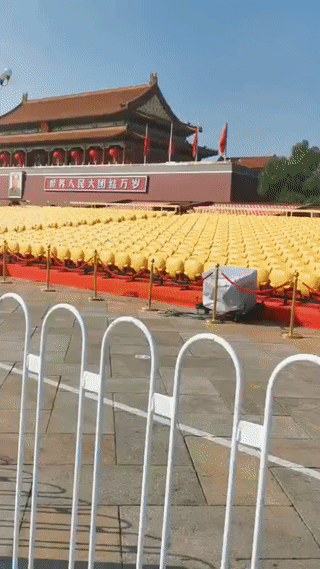 “93”大阅兵日期临近，北京天安门广场上的临时观礼台已经布置完毕。正在为大阅兵