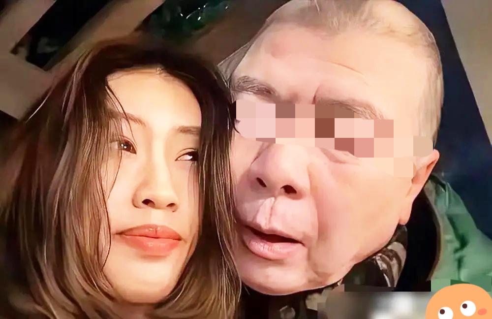 68岁老男人一把死死搂住19岁少女的脖子，侧着脸把面颊紧紧贴在一起磨蹭，半天不肯