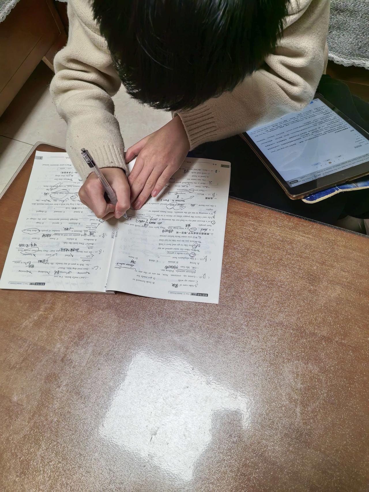 儿子上学期开学时随便选了个后面的位置，没想到这竟成了他甩不掉的噩梦本以为会