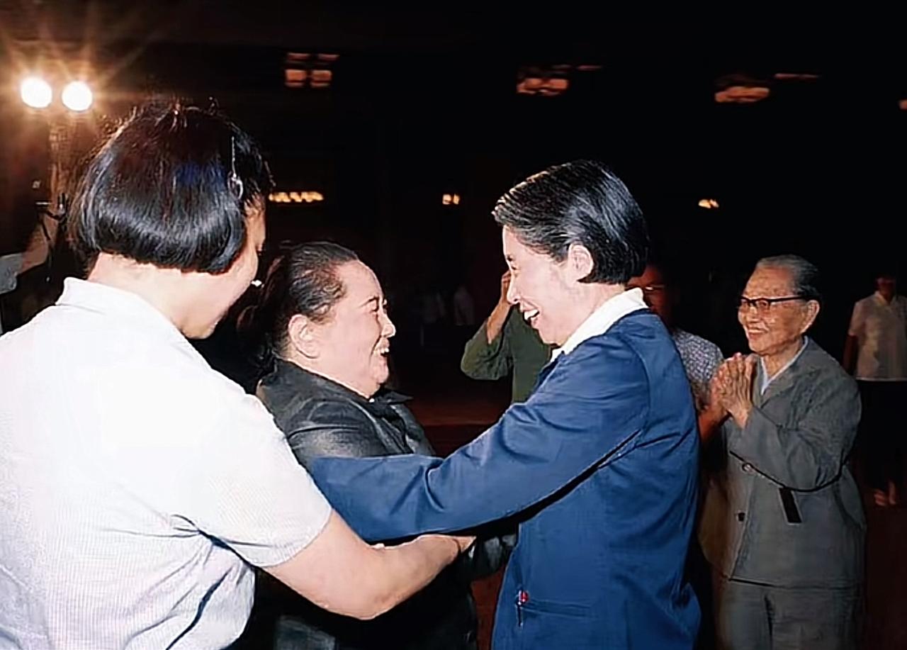 1979年6月，北京人民大会堂，全国政协五届二次会议现场。宋庆龄与王光美留下这张