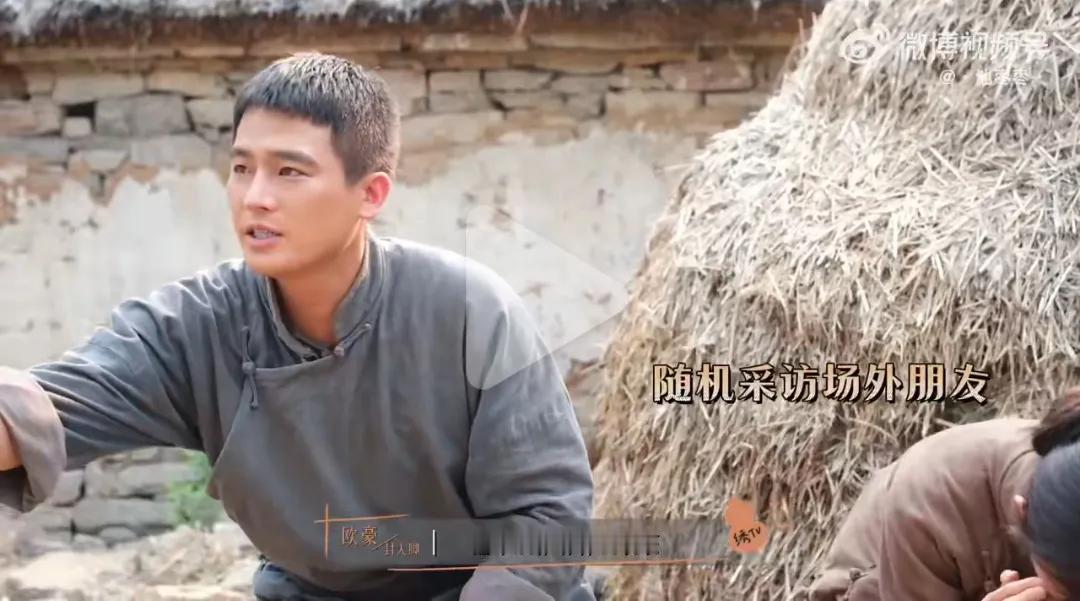 家人们，《生万物》里“绣绣TV”采访名场面笑到打鸣！杨幂化身小记者追问欧豪：“对