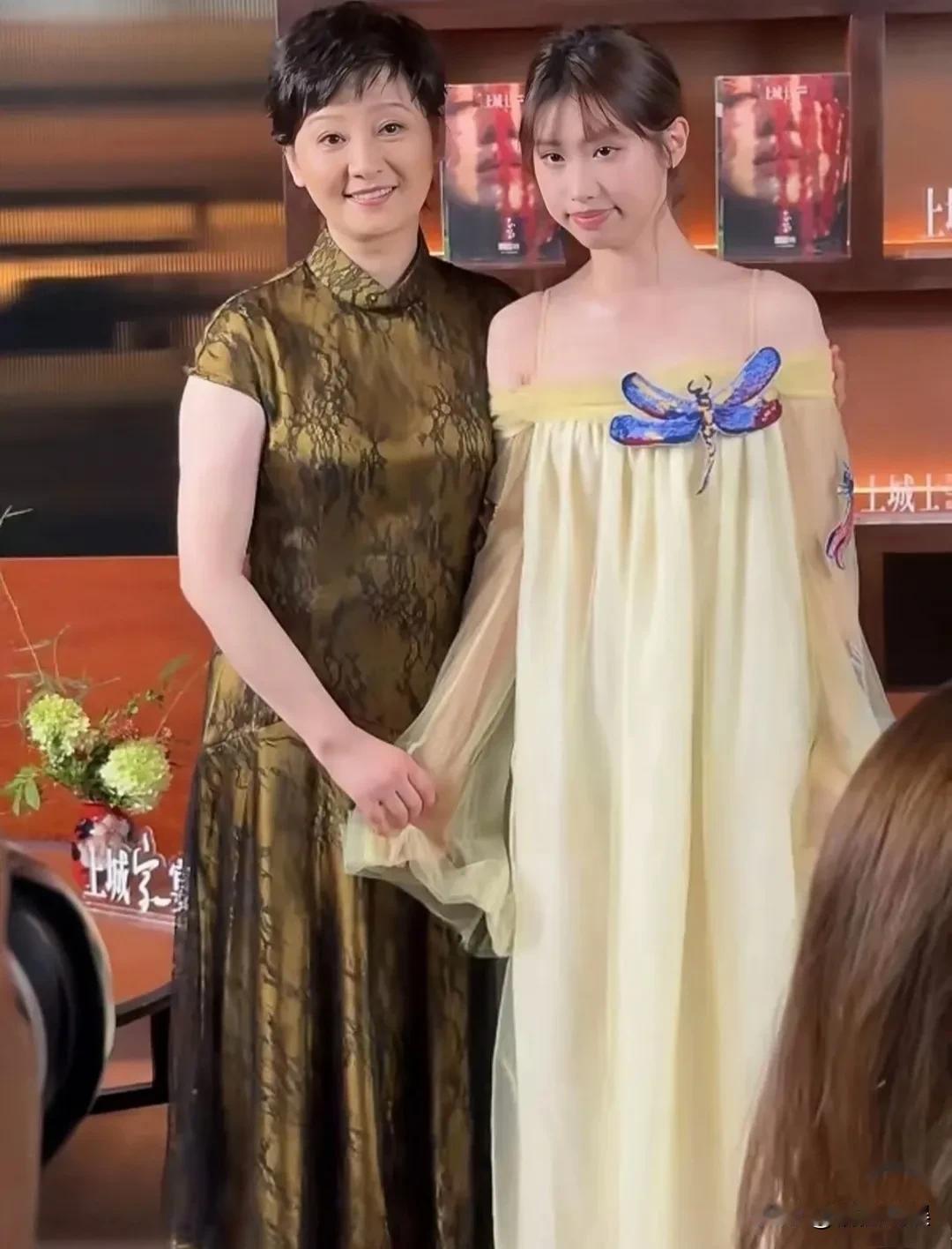 现在的徐帆肯定难受死了，就像吞了苍蝇一样恶心！原本带着十八岁女儿出来的目的，就