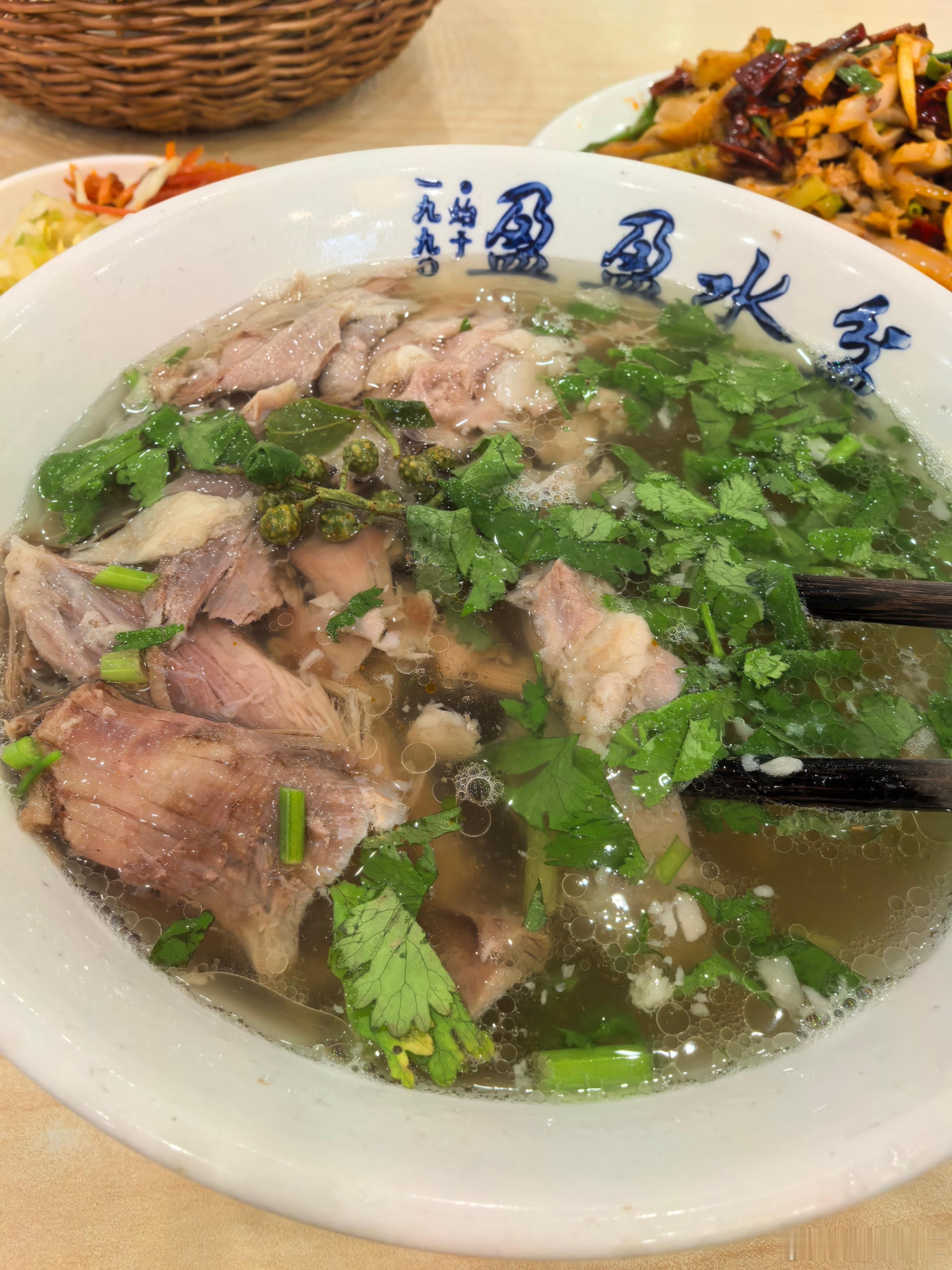 为了这一口水盆羊肉高铁都改签了话说西安的饭馆真讲究蒜必须是新蒜​​​