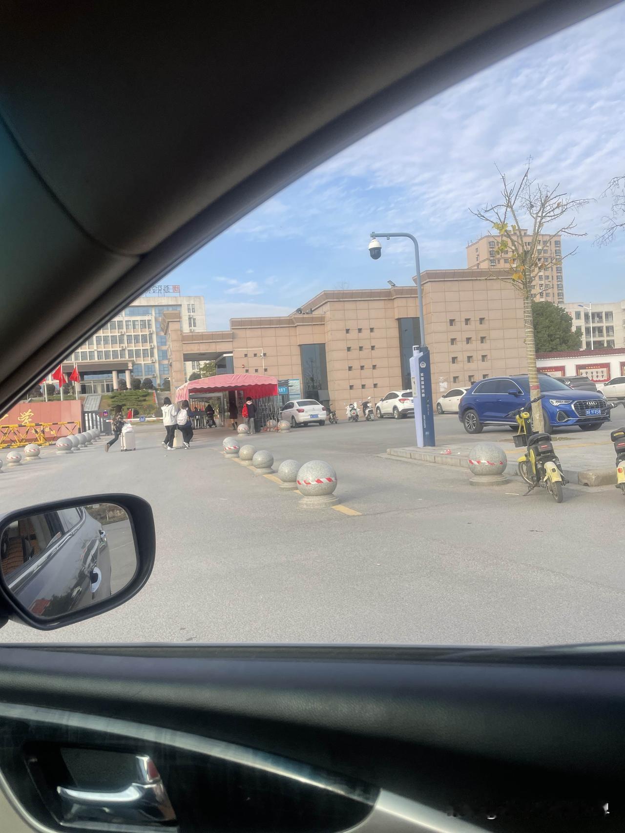 又是送孩子上学的一天！今天真的是历经千辛万苦才把他送到学校！下午刚从家走，经