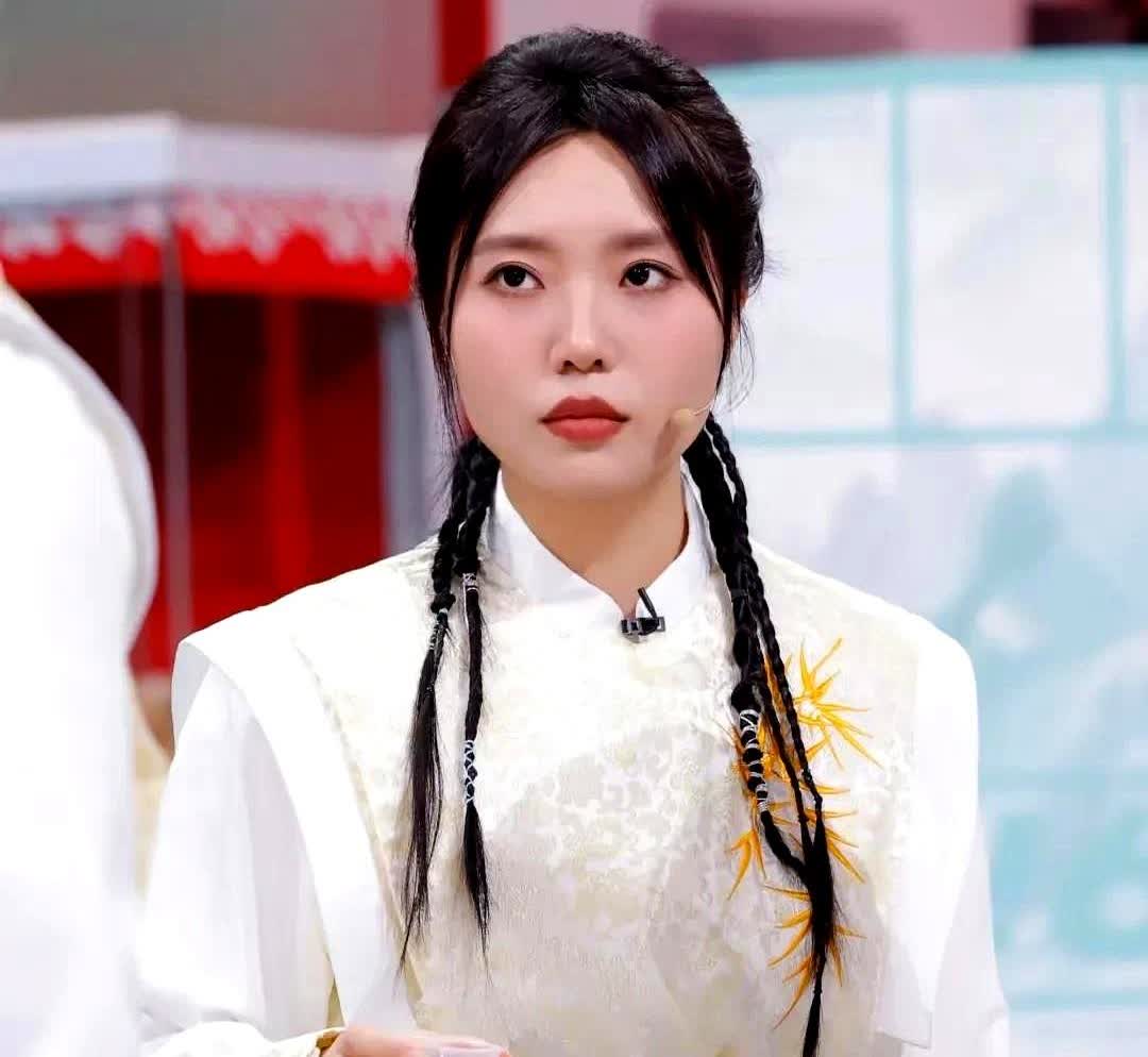 终于知道李雪琴资源好的原因了，不是因为她是北大学霸，也不是因为她