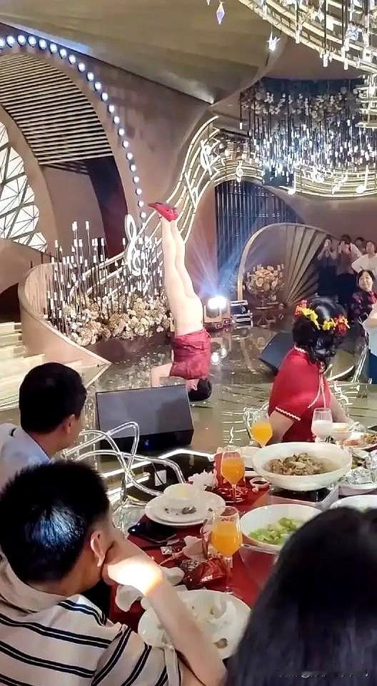 “宾客们吃好喝好，今天儿子结婚，我表演个倒立露腚给大家助兴”，在浙江一场酒席上，