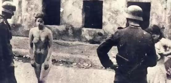 1943年，两名准备回家的波兰女孩被德军士兵拦住，理由是要检查她们俩是不是犹太人