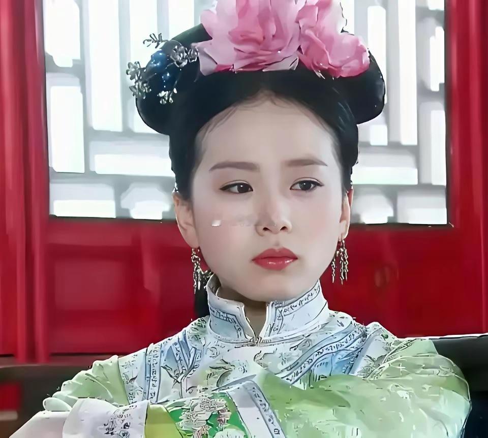 若曦除了漂亮，简直一无是处。堪称史上最蠢穿越女，没有之一。其实若曦手上有牌的，而