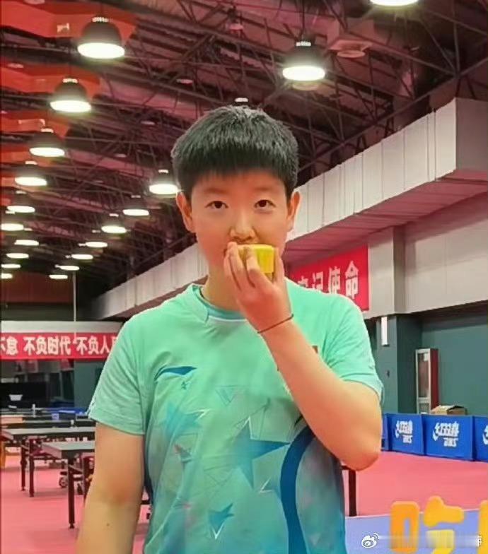 孙颖莎饭张力这一块孙颖莎吃东西简直萌化啦！腮帮子鼓鼓的，像只可爱小仓鼠，每一口都