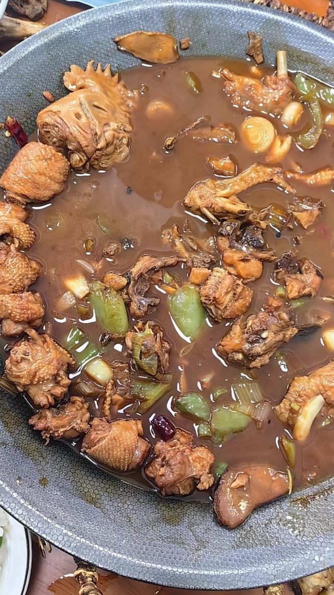 这下遇到较真的了！山东济南，一男子去饭店吃炒鸡，可吃着吃着就发现不对劲了，鸡腿没