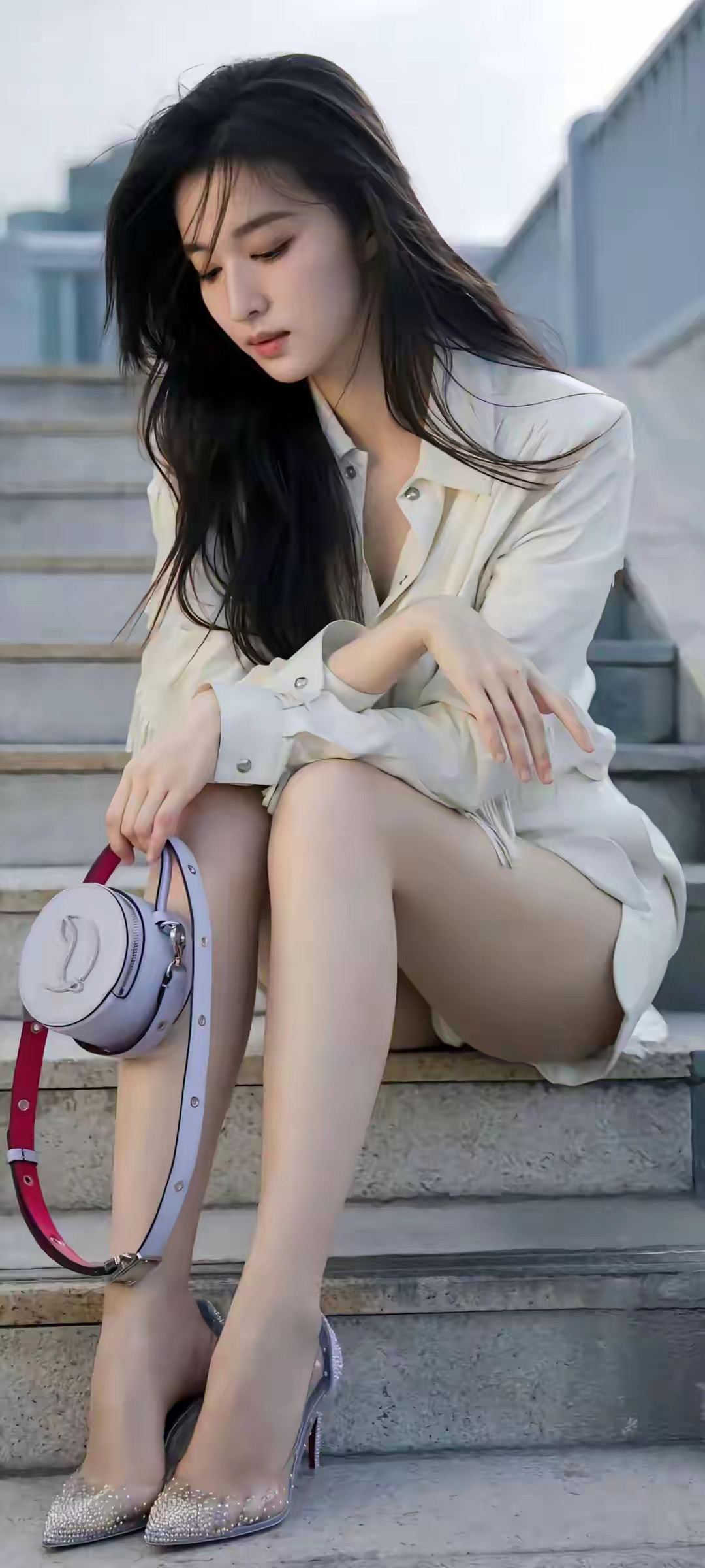 被全网骂演技差？如今王楚然穿吊带裙翻红，状态松弛得可怕曾经深陷舆论漩涡，被网友吐槽演技生硬、表情僵硬