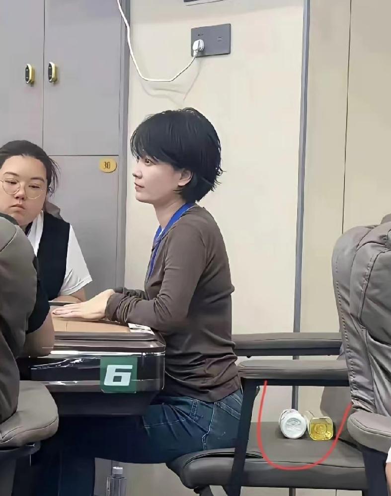 一瓶饮料摆在牌桌边，比人开口还快暴露你是谁。昨晚跟邻居老张、同事小陈还有我表