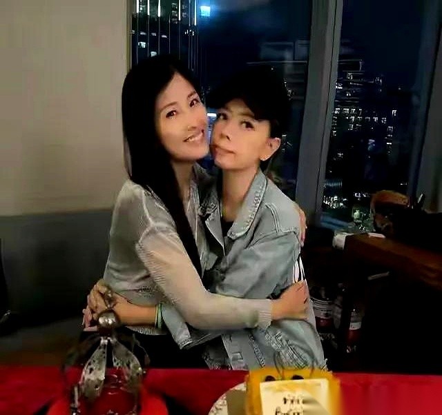 当年梁荣忠因为劈腿跟钟丽淇分手，被痛骂成渣男，这段港娱旧闻原本早就翻篇了。但最近网上却流传出一种极其