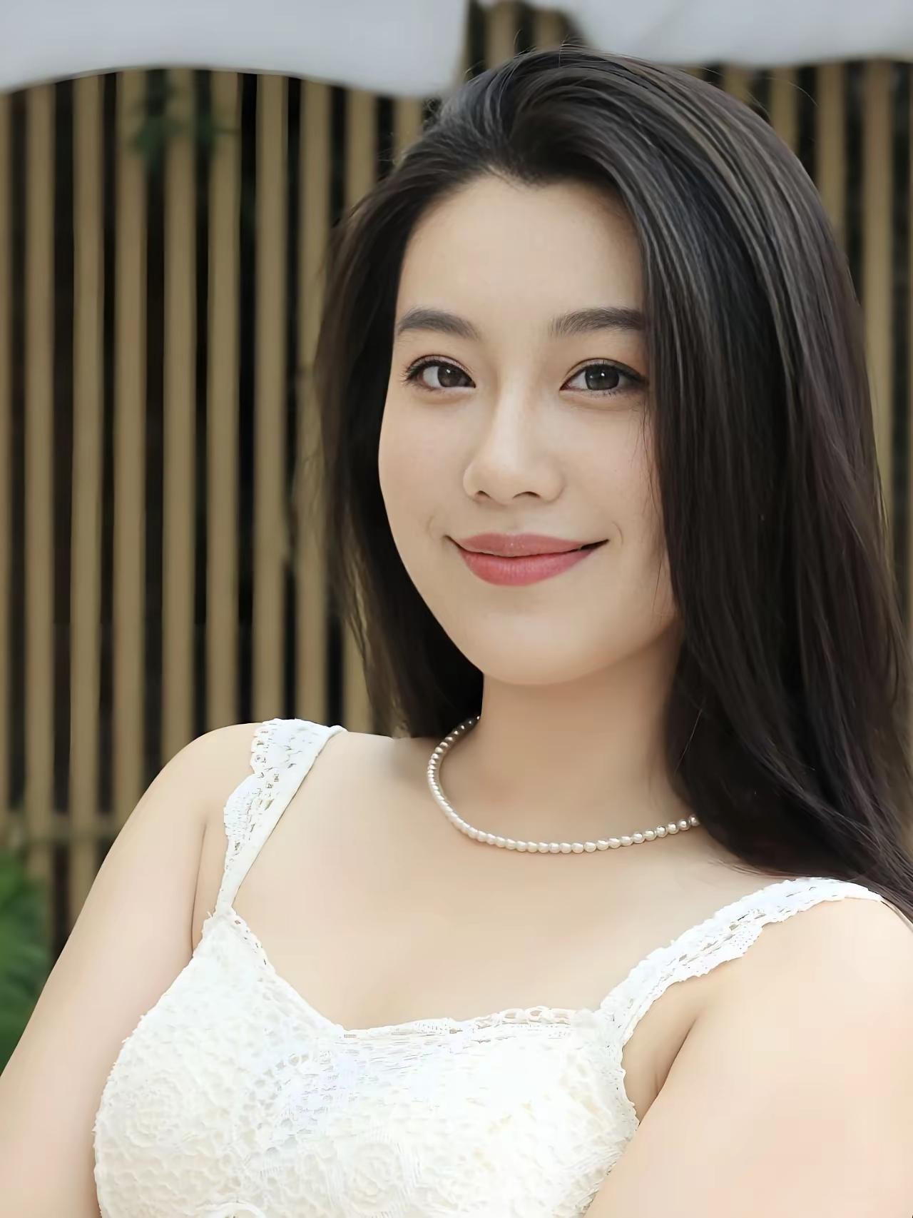 端庄大气，长了一张国泰民安的脸，圆润饱满国泰民安脸