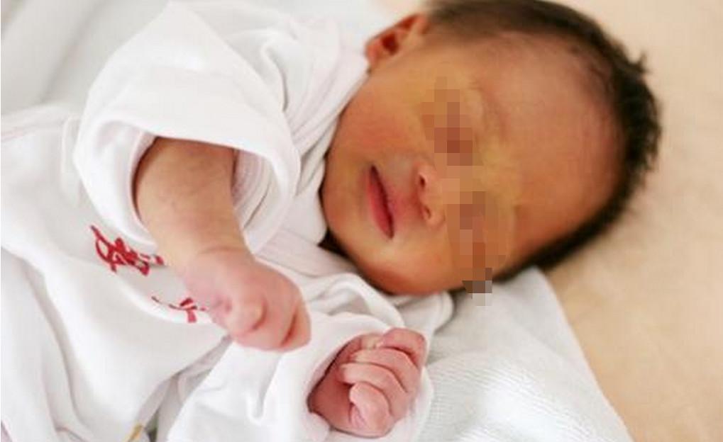 宝宝出生后全身发黄, 宝妈为缓解给孩子晒太阳, 不料却因宝妈大意出事