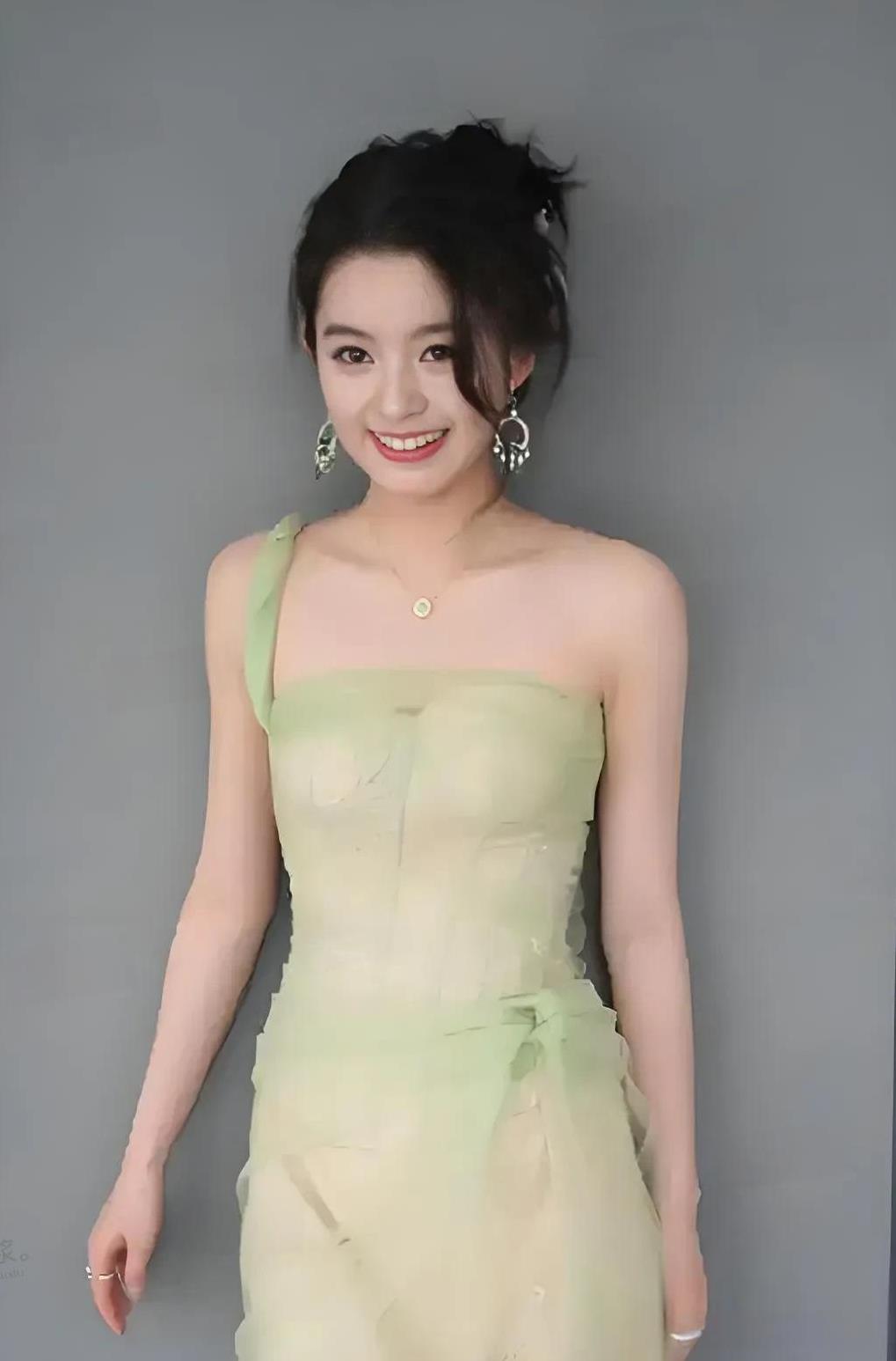 看看，以后做自媒体的追热点要有个度，在官方没公布之前不要乱写乱猜测，免得被处罚。