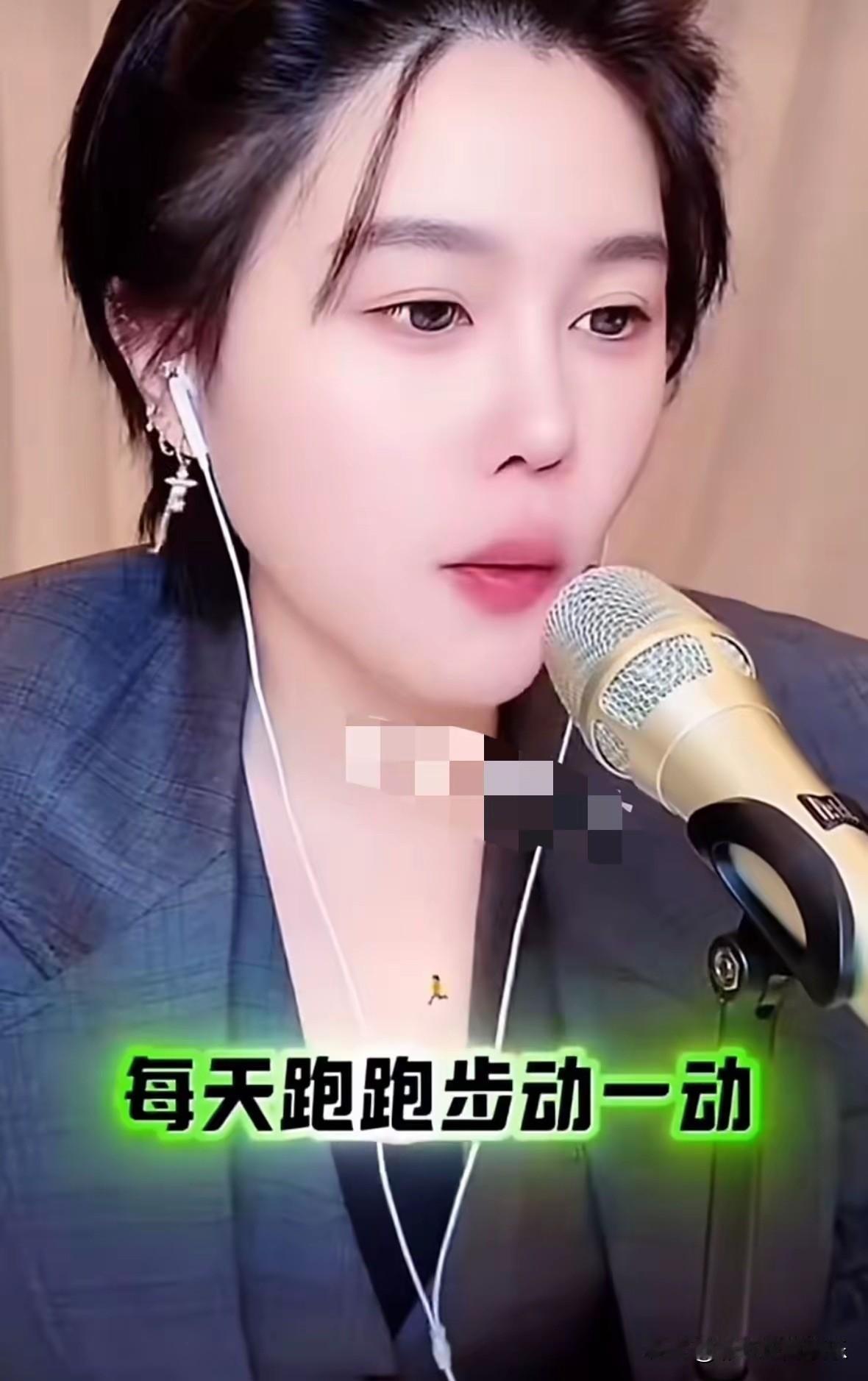 球球说父亲赵本山已经彻底退休了，不会出来演出，平时没事运动健身，他只希望儿女不要