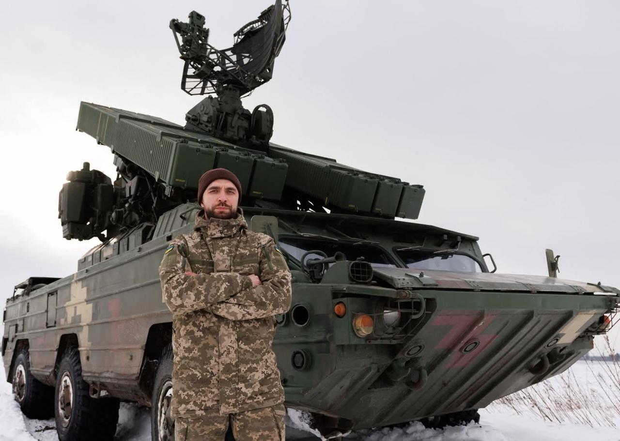 照片中一名乌克兰士兵站在一辆属于“奥萨-AKM”近程防空系统的9A33BM3型车