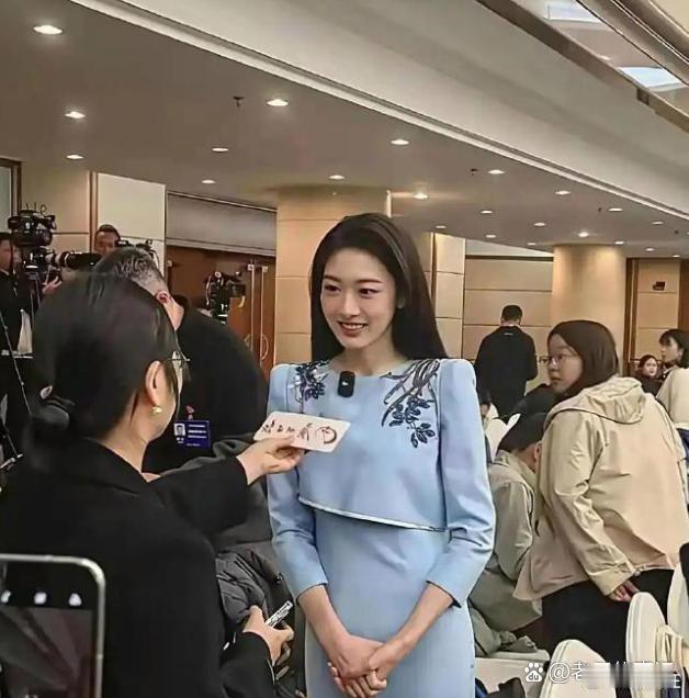 体制内女生老好看了，央视镜头里，颜值跟一线明星有的一拼，绝了！